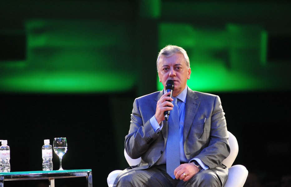Presidente da estatal compara a Lava Jato a violeta trombada que balançou tudo e relaciona entre problemas a queda no preço do petróleo, que foi de US$ 114 a US$ 50; confirma que está em busca de parceiros para subsidiárias; sobre demissões, reconhece que houve excessiva terceirização; ele afasta a histeria relacionada à eventual perda do grau de investimento: “Pelo amor de Deus, não estamos falando de uma companhia que está na bacia das almas e vai entrar em recuperação judicial. Pelo contrário, que vem melhorando sua receita operacional”; venda de participação em Libra que não passa de especulação: “Esse é um belo ativo. Nossa joia da coroa se chama pré-­sal"