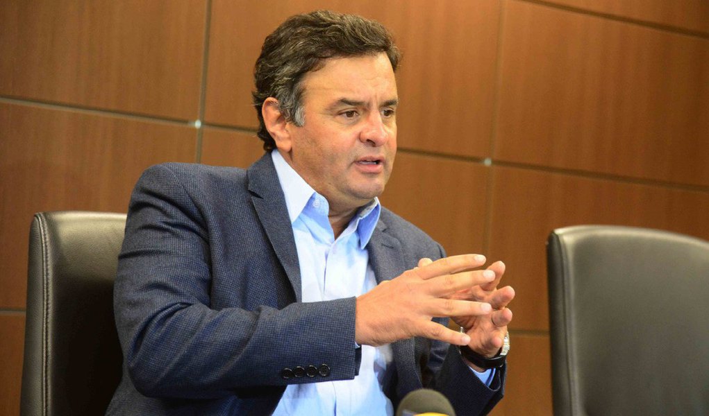 Relatora do caso no Tribunal Superior Eleitoral das contas da campanha do senador Aécio Neves (PSDB) a presidente no ano passado, a ministra Maria Thereza Moura determinou, nesta sexta-feira (14), que ele preste esclarecimentos em 72 horas sobre indícios de irregularidades apontados pela área técnica do tribunal no TSE na prestação de contas; o despacho não informa quais seriam as ilegalidades identificadas; o balanço da campanha do PSDB ainda não foi julgado pelo plenário do TSE; o candidato tucano arrecadou R$ 222.925.853,17 durante a campanha, mas gastou R$ 223.475.907,21