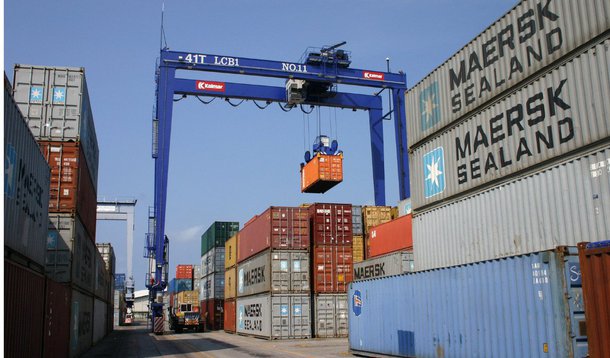 A balança comercial brasileira registrou superávit de US$ 2,379 bilhões em julho; segundo o Ministério do Desenvolvimento, Indústria e Comércio Exterior as importações chegaram a US$ 16,147 bilhões e as exportações ficaram em US$ 18,526 bilhões