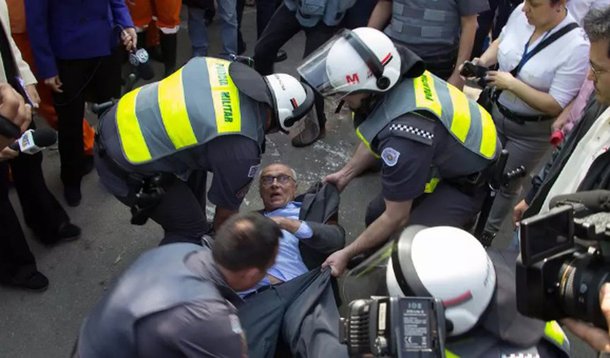 A imagem de Suplicy sendo tratado daquele jeito simboliza um país em que o Estado de Direito e as garantias constitucionais valem cada vez menos. Simboliza o retrocesso político, institucional e democrático que se abateu sobre o Brasil