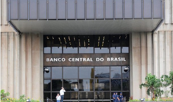 Ex-diretores do Banco Central em 1999 e o banco FonteCindam foram condenados a devolver pouco mais de R$ 3,7 bilhões aos cofres públicos por causa de prejuízos causados em operações de compra e venda de dólares naquele ano, além de ter que pagar multas superiores a R$ 1 bilhão; decisão foi tomada nesta quarta (5) pelo Tribunal de Contas da União; os condenados são Chico Lopes, ex-presidente do Banco Central; os ex-diretores do FonteCindam Roberto Jose Steinfeld (já falecido), Fernando Cesar Oliveira de Carvalho e Luiz Antonio Andrade Gonçalves; os ex-diretores do Banco Central Claudio Ness Mauch e Demosthenes Madureira de Pinho Neto