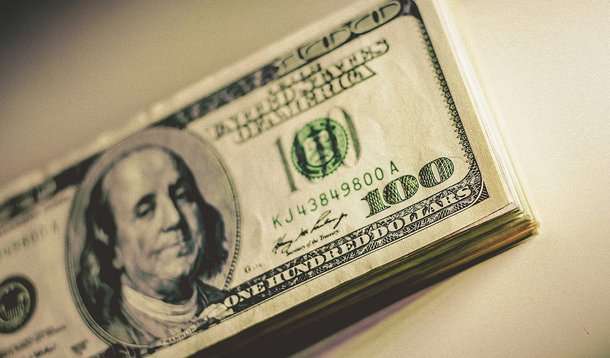 O dólar fechou com alta de mais de 1% nesta quinta-feira, voltando ao patamar de R$ 3,50, ao acompanhar o avanço da moeda norte-americana nos mercados externos e por apreensão com a cena política local; moeda norte-americana subiu 1,13%, a R$ 3,5137 na venda, maior nível desde o último dia 6, quando foi a R$ 3,5374; na máxima do dia, chegou a R$ 3,5295 