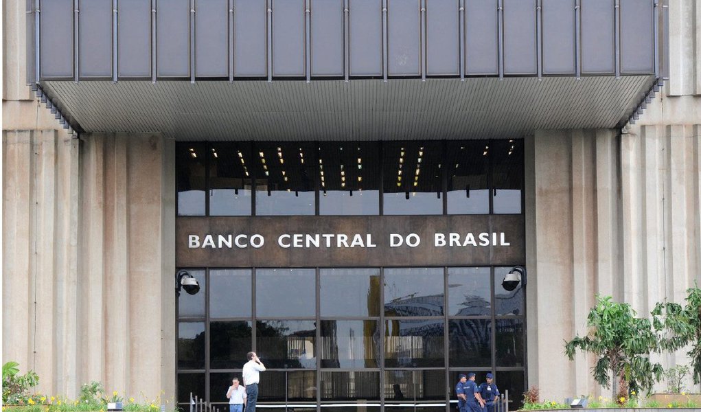 Ex-diretores do Banco Central em 1999 e o banco FonteCindam foram condenados a devolver pouco mais de R$ 3,7 bilhões aos cofres públicos por causa de prejuízos causados em operações de compra e venda de dólares naquele ano, além de ter que pagar multas superiores a R$ 1 bilhão; decisão foi tomada nesta quarta (5) pelo Tribunal de Contas da União; os condenados são Chico Lopes, ex-presidente do Banco Central; os ex-diretores do FonteCindam Roberto Jose Steinfeld (já falecido), Fernando Cesar Oliveira de Carvalho e Luiz Antonio Andrade Gonçalves; os ex-diretores do Banco Central Claudio Ness Mauch e Demosthenes Madureira de Pinho Neto