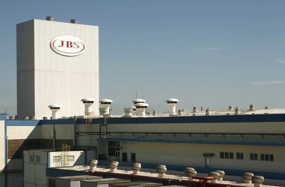 Após dois leilões, as ações da JBS registram uma derrocada na Bovespa, atingindo uma queda máxima de quase 20%; nesta manhã, a companhia comunicou que está cancelando os trabalhos de implementação da Reorganização, em vista da manifestação contrária da acionista BNDES Participações