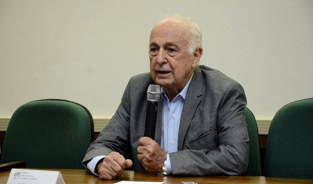 Ex-ministro Luiz Carlos Bresser-Pereira afirma que “este não é o momento para atacar o governo. Muito menos é o momento para tentar desestabilizá-lo. Não estamos em época de eleições, mas em um momento em que temos que reunir forças para enfrentar uma crise econômica”, declarou; ele critica ações do Banco Central, da oposição e do presidente da Câmara, Eduardo Cunha, para enfraquecer o governo