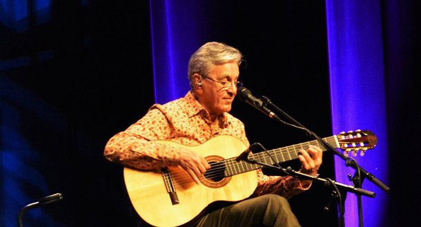 Cantor brasileiro citou o presidente brasileiro para justificar escolha de música com mesóclise para o repertório do show e plateia reagiu com "Fora, Temer"