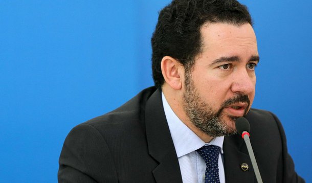 Custo dos reajustes salariais dos servidores federais, aprovados na madrugada do dia 2 de junho pela Câmara dos Deputados, será R$ 14,8 bilhões maior do que o inicialmente estimado pelo governo; em tabela divulgada no mesmo dia da aprovação da medida, o Ministério do Planejamento errou e projetou o impacto acumulado dos aumentos salariais em R$ 52,9 bilhões no período de 2016 a 2018; agora, corrigiu o valor para R$ 67,7 bilhões; segundo a pasta comandada por Dyogo Oliveira, “as informações divulgadas deixaram de computar parte do efeito das anualizações dos reajustes concedidos nos anos anteriores”