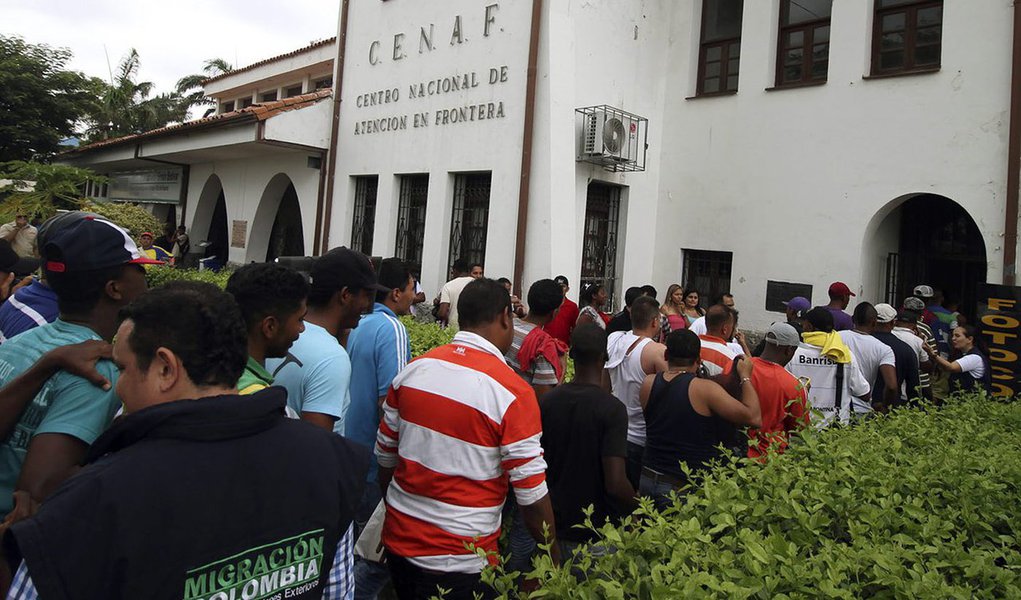 A Venezuela intensificou a deportação de colombianos desde que o presidente do país, Nicolás Maduro, ordenou o fechamento de duas passagens de fronteira na semana passada, disse o escritório de migrações da Colômbia, em alguns casos separando filhos dos pais; expulsões, deportações e repatriações de colombianos da Venezuela mais que dobraram este ano, indo dos 1.820 de 2014 para 3.800