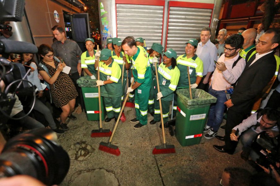 Jornalista compara Donald Trump, João Doria e Roberto Justus, que "se apresentam como gestores apolíticos", e questiona: "Foi-se o tempo dos Dudas e Santanas contratados a peso de ouro para embalar candidaturas?"