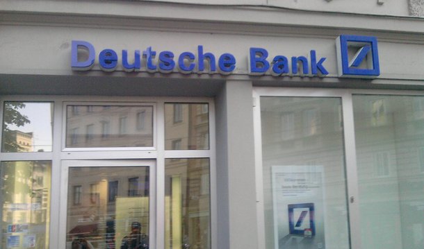 O índice europeu de bancos caiu 4% nesta terça-feira, 9; resultado configura sétima queda seguida, a pior perda semanal desde 1998, com investidores preocupados com a ameaça à lucratividade dos bancos e força do capital de margens comprimida por taxas de juros; ações do Deutsche Bank caíram 4,3%, sob preocupações de sua habilidade de manter o pagamento de títulos