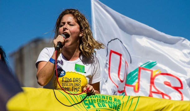  “Vai ser uma resposta não a favor ou contra um governo, vai ser uma resposta contra ideias conservadoras que estão nas ruas. Mais do que uma passeata contra a presidenta Dilma, o que a gente viu nas passeatas da direita foram ofensas à figura da mulher. E levantaram a bandeira da intervenção militar”, disse a presidente da entidade, Carina Vitral, sobre ato convocado para o dia 20; “Reafirmamos uma posição de apoio à legalidade do mandato da presidenta, mas mantendo a independência em dizer com o que a gente não concorda. Os melhores amigos dizem as verdades, não o que se quer ouvir”, acrescentou