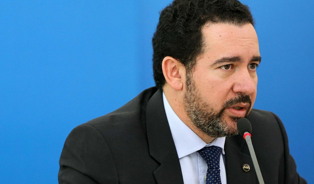Custo dos reajustes salariais dos servidores federais, aprovados na madrugada do dia 2 de junho pela Câmara dos Deputados, será R$ 14,8 bilhões maior do que o inicialmente estimado pelo governo; em tabela divulgada no mesmo dia da aprovação da medida, o Ministério do Planejamento errou e projetou o impacto acumulado dos aumentos salariais em R$ 52,9 bilhões no período de 2016 a 2018; agora, corrigiu o valor para R$ 67,7 bilhões; segundo a pasta comandada por Dyogo Oliveira, “as informações divulgadas deixaram de computar parte do efeito das anualizações dos reajustes concedidos nos anos anteriores”