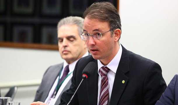 Nesta terça-feira 30, deputados aliados de Michel Temer faltaram mais uma vez à reunião da Comissão de Fiscalização Financeira e Controle de forma a não dar quórum para a votação de 13 requerimentos e propostas de fiscalização e controle de ministérios e outras áreas do governo interino, como custo de viagens; para o presidente do colegiado, deputado Léo de Brito (PT/AC), o governo está com medo até de prestar informações ao Congresso