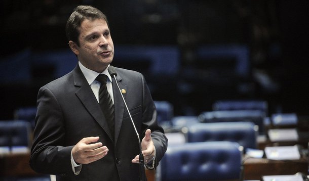 "Respeito a decisão do PDT de apoiar o governo. É uma decisão democrática, que deve ser respeitada, mas não é o que eu penso hoje que é melhor para o país. Eu, na tarde de hoje, me desfiliei do PDT", disse o senador José Reguffe (DF); ele disse ainda que pretende "ficar um tempo sem partido"