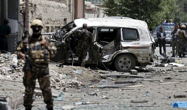 Número de mortos no atentado com um caminhão-bomba perpetrado nesta sexta-feira, 7, em Cabul, no Afeganistão, subiu para 15, afirmou um porta-voz da presidência afegã, Sayed Zafar Hashemi, informando ainda que o ataque fez mais de 240 feridos, incluindo 47 mulheres e 33 crianças; elevado número de feridos deve-se ao fato de o ataque ter ocorrido em uma zona residencial a leste da capital afegã; a forte explosão quebrou as janelas de várias casas, ferindo moradores que estavam dormindo no momento do ataque, que ocorreu nas primeiras horas desta sexta