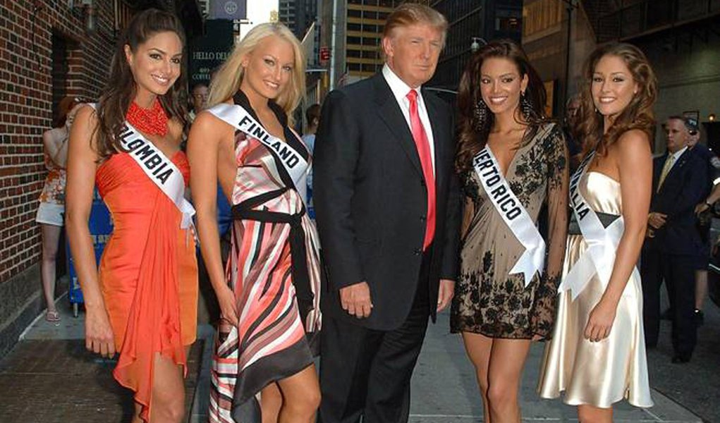 Ex-miss Finlândia Ninni Laaksonen acusou o candidato republicano à Casa Branca, Donald Trump, de abuso sexual em 2006, quando ela representava o país no concurso Miss Universo; segundo ela, Trump a agarrou por trás antes dela aparecer ao vivo no evento em Nova York, ao lado de outras participantes; "Ele realmente agarrou minha bunda. Não acho que ninguém viu, mas eu realmente parei e pensei: 'O que está acontecendo?'", disse; Trump vem sendo acusado de condutas inapropriadas por diversas mulheres às vésperas da eleição presidencial dos EUA