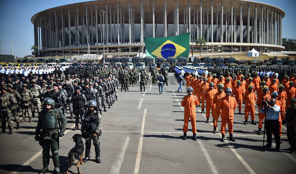Em nota, o governador Rodrigo Rollemberg critica o pedido de aumento feito pela categoria, após o reajuste concedido pelo governo federal para a Polícia Federal; a Polícia Civil do DF decidiu nesta quarta (3) realizar uma paralisação de 48 horas para pressionar o governo a conceder o reajuste; a greve ocorrerá justamente no dia em que Brasília recebe os Jogos Olímpicos; "O governo de Brasília reitera ser inaceitável que qualquer movimento sindical interrompa serviços essenciais à população e prejudique a comunidade do Distrito Federal", diz a nota