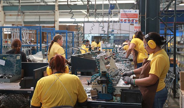 Essa é a sexta queda consecutiva do indicador, que acumula perda de 4,1% no ano, segundo a Pesquisa Industrial Mensal de Empregos e Salários (Pimes), divulgada pelo IBGE; na comparação com junho do ano passado, houve perda de 6,3% dos postos de trabalho; emprego industrial acumula quedas de 5,2% no ano e de 4,6% no período de 12 meses