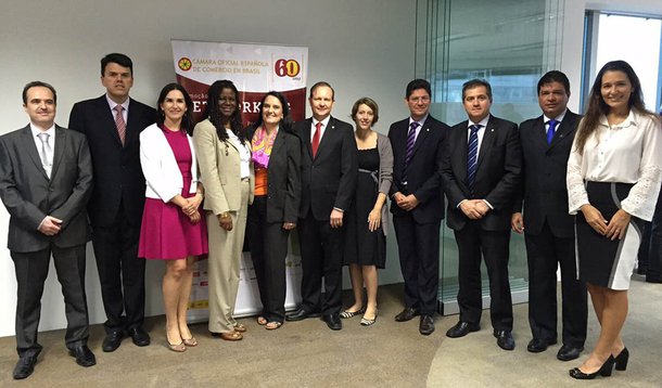 As oportunidades de negócios no Maranhão foram apresentadas por uma comitiva do Governo do Estado para cerca de 50 membros da Câmara de Comércio Espanhola no Brasil; o grupo de investidores de diversos setores conheceram as novas estratégias para fomentar a cadeia produtiva do Estado; secretário estadual de Indústria e Comércio do Maranhão, Simplício Araújo afirmou que o Executivo está mostrando para o mercado nacional e internacional a mudança de ambiente, para que os empreendedores percebam que o Maranhão tem uma nova direção