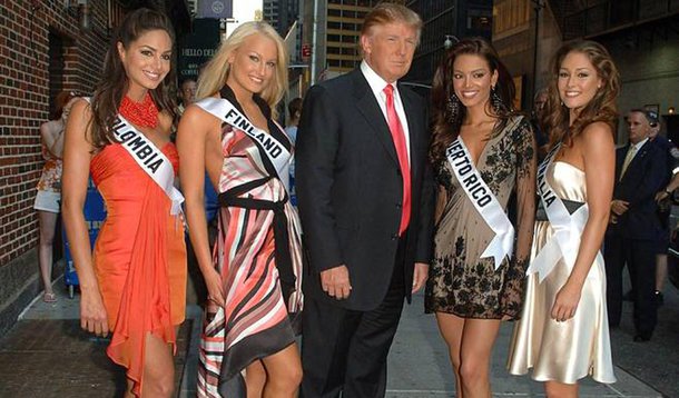 Ex-miss Finlândia Ninni Laaksonen acusou o candidato republicano à Casa Branca, Donald Trump, de abuso sexual em 2006, quando ela representava o país no concurso Miss Universo; segundo ela, Trump a agarrou por trás antes dela aparecer ao vivo no evento em Nova York, ao lado de outras participantes; "Ele realmente agarrou minha bunda. Não acho que ninguém viu, mas eu realmente parei e pensei: 'O que está acontecendo?'", disse; Trump vem sendo acusado de condutas inapropriadas por diversas mulheres às vésperas da eleição presidencial dos EUA