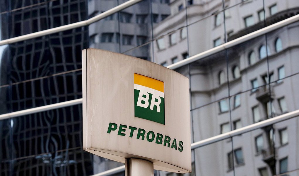 Petrobras afirmou nesta quarta-feira, 3, que a decisão de Nova York Jed Rakoff, que abriu caminho para que investidores processem a petroleira em grupo devido ao processo de investigação na empresa está sujeita a recurso e que continuará a defender seus direitos na ação judicial; a estatal é acusada de inflar o valor de ações e títulos 