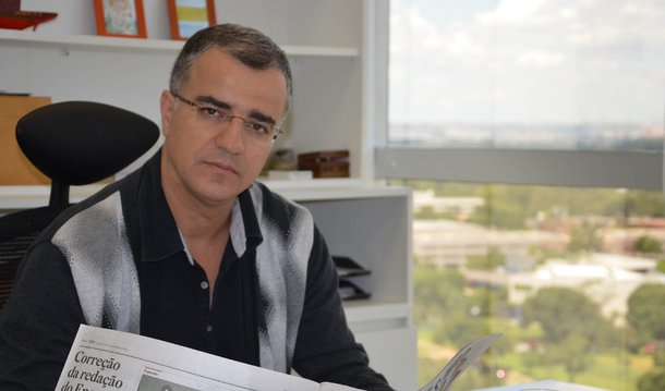 O jornalista Kennedy Alencar afirmou em análise publicada, nesta sexta (29), que "ao virar réu na Justiça Federal de Brasília, o ex-presidente Lula passa agora a ter um desafio mais jurídico do que político"; "Lula é o principal político brasileiro. Mesmo sob forte bombardeio, é líder nas simulações de primeiro turno a respeito da sucessão presidencial de 2018. Nos cenários de segundo turno, a forte rejeição impediria uma vitória se a eleição fosse hoje. Essa é a primeira denúncia a ser aceita contra o ex-presidente, o que tem simbólico impacto político", diz