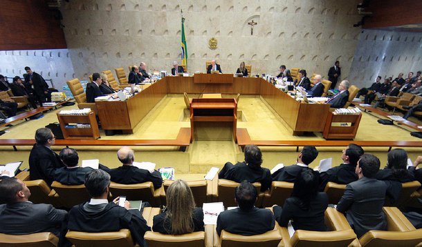 O Supremo Tribunal Federal encerrou a sessão desta quarta-feira sobre a descriminalização do porte de drogas para uso próprio e marcou para amanhã (20) a apresentação do voto do relator, ministro Gilmar Mendes; na sessão de hoje, várias entidades se manifestaram contra e a favor a descriminalização