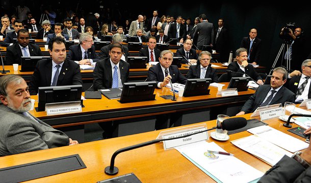 Mesmo com habeas corpus que lhe garantiu o direito de ficar calado, o doleiro Alberto Youssef voltou a dizer à CPI da Petrobras nesta terça-feira, 15, durante acareação com o ex-diretor da Petrobras Paulo Roberto Costa, que não fez repasses ao ex-ministro Antônio Palocci; ele disse que um outro colaborador da Lava Jato vai esclarecer o assunto; suposto repasse de R$ 2 milhões foi dito em delação premiada por Paulo Roberto Costa e teria servido para a campanha da presidente Dilma Rousseff de 2010; é a principal divergência entre as declarações de Youssef e Costa