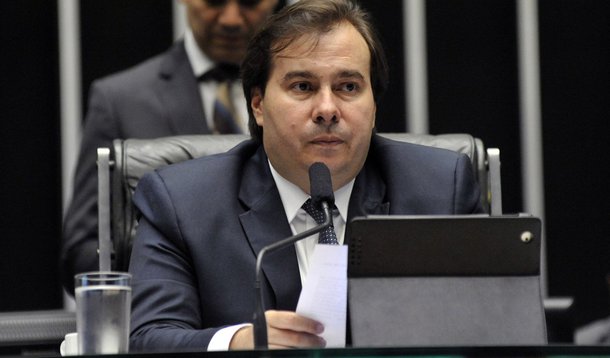 "Apoiar Rodrigo Maia não é só apoiar um legítimo representante da nossa elite política medíocre, reacionária e predatória. É apoiar um entusiasta do golpe e um fiel instrumento de todo o desmonte da Constituição promovido pelo governo Temer", diz o colunista do 247 Luis Felipe Miguel sobre a decisão do PCdoB e considerada por uma parcela do PT na Câmara; "Foi criada uma linha divisória forte, entre os que compactuam com o retrocesso e quem luta pelo restabelecimento da plenitude democrática. Qualquer embaçamento dessa linha enfraquece a resistência popular", afirma