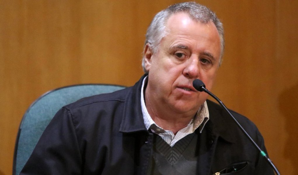 O publicitário Ricardo Hoffmann, o primeiro depoente desta quarta (2) na reunião da CPI da Petrobras em Curitiba (PR), disse que vai exercer o direito de ficar calado e não responder as perguntas; ele é acusado de intermediar contratos fraudulentos de publicidade com o Ministério da Saúde, com a ajuda do ex-deputado federal André Vargas (PR); os dois foram presos na Operação Lava Jato