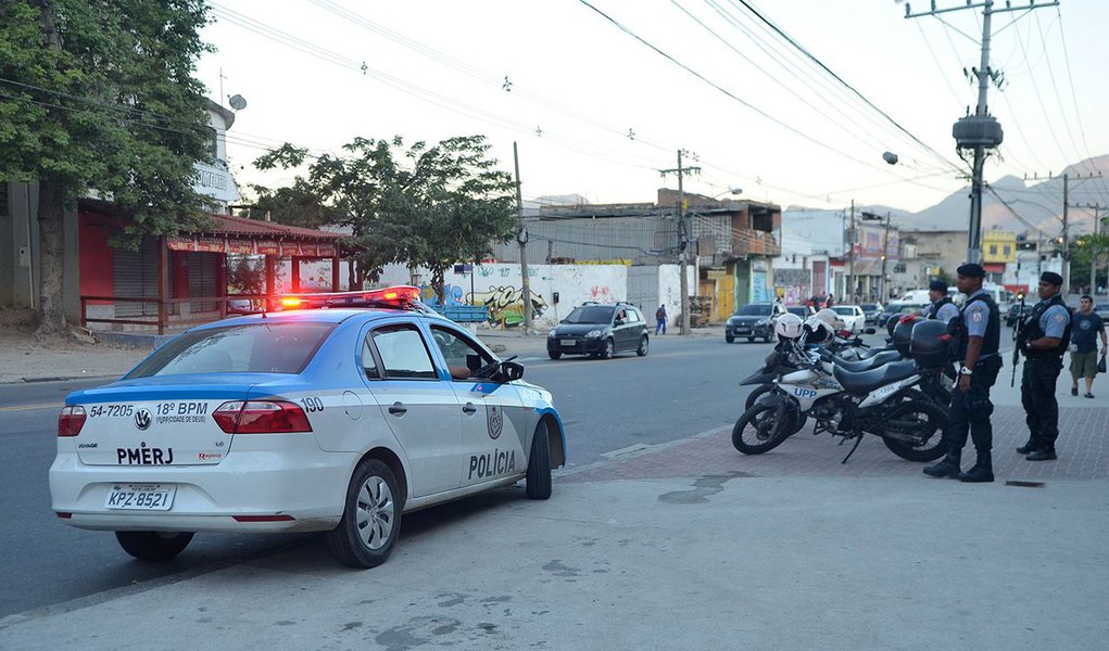 O Brasil tem vivido "uma crise aguda na segurança pública" nos últimos 30 anos, com o registro, em 2012, de 56 mil assassinatos, que correspondem a 29 homicídios por 100 mil habitantes; do total de vítimas, 30 mil eram jovens de 15 a 29 anos, sendo 90% homens e 77% negros; a atuação da polícia, de grupos de extermínios e de milícias contribuem para esse cenário, como aponta o relatório Você Matou Meu Filho! – Homicídios Cometidos pela PM-RJ pela Anistia Internacional