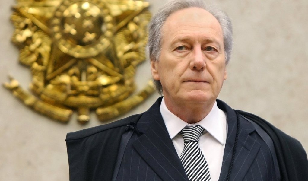 No voo entre São Paulo e Brasília e no desembarque nesta terça, presidente do Supremo Tribunal Federal, Ricardo Lewandowski, foi vítima de protestos de servidores do Judiciário insatisfeitos com reajuste de 40% escalonado, com faixas, cartazes e megafones; nesta terça-feira, Lewandowski disse que a proposta de aumento foi o acordo possível com o Ministério do Planejamento