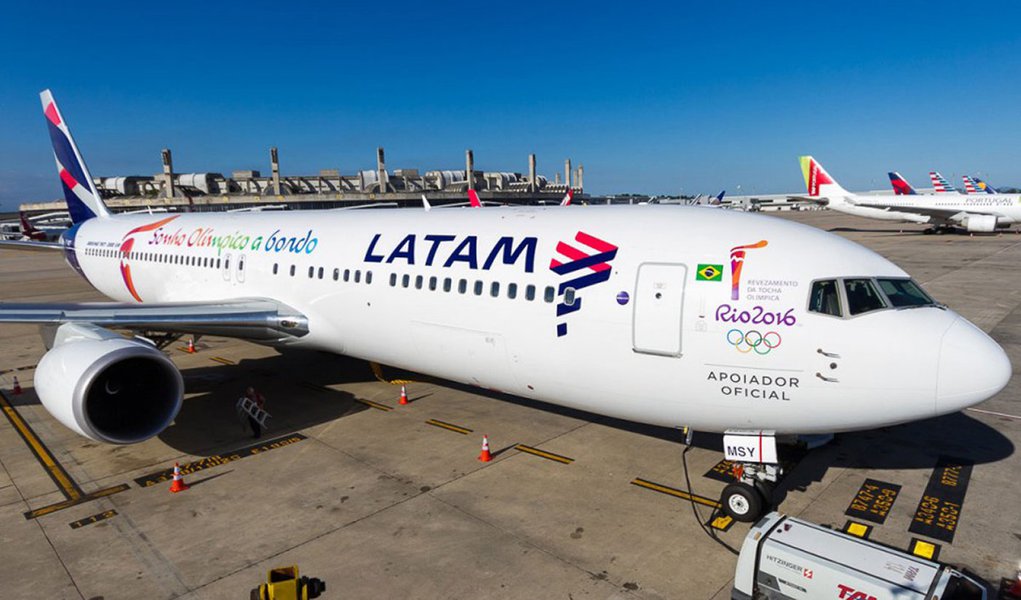 Família Amaro, do Brasil, uma das principais controladoras da Latam Airlines, vendeu 6,47% da companhia aérea nesta sexta-feira na Bolsa de Santiago pelo equivalente a US$ 296 milhões; família Cueto, do Chile, acionista majoritário na Latam, tinha concordado previamente em comprar as ações vendidas pela família Amaro; grupos modificaram a estrutura societária para manterem o controle antes que a Qatar Airways compre uma participação na Latam