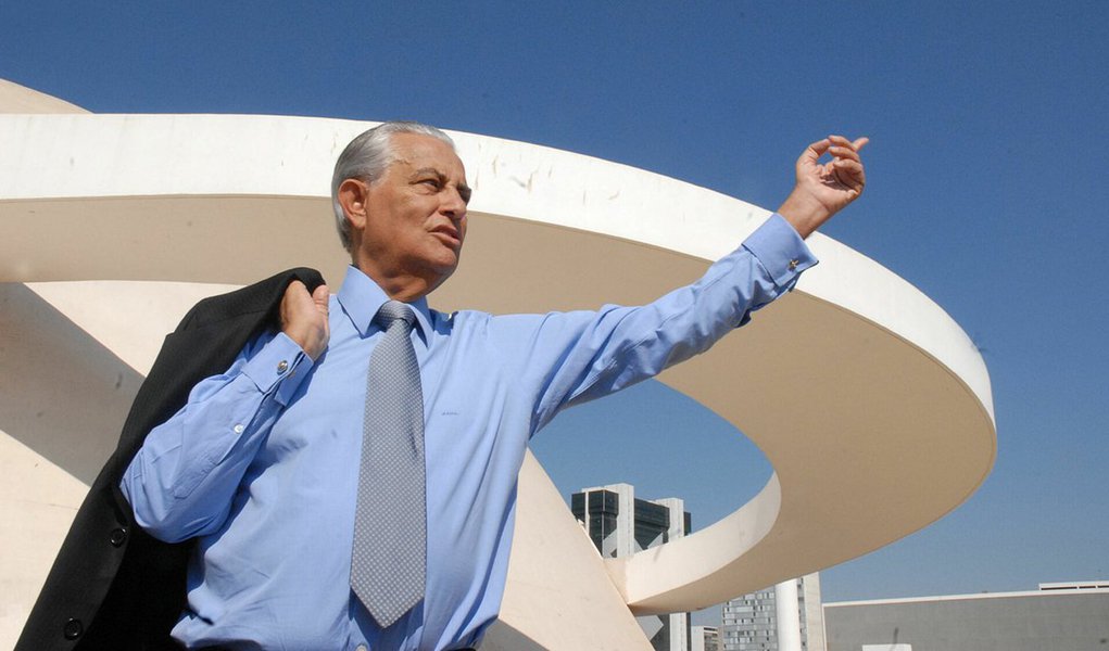 Ex-governador do Distrito Federal, Joaquim Roriz foi condenado pelo Tribunal de Justiça (TJDFT) por improbidade administrativa no caso conhecido como "Bezerra de Ouro"; em 2007, quando era senador, ele descontou dois cheques do fundador da GOL, Nenê Constantino; mas, conforme o Sistema Financeiro Nacional, nenhuma das partes tinha conta no banco, levantando a suspeita de lavagem de dinheiro; na época, Roriz afirmou que a verba seria usada para comprar o embrião de uma bezerra de raça, em São Paulo; ele renunciou ao mandato; cabe recurso à decisão