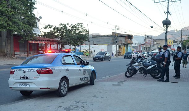 O Brasil tem vivido "uma crise aguda na segurança pública" nos últimos 30 anos, com o registro, em 2012, de 56 mil assassinatos, que correspondem a 29 homicídios por 100 mil habitantes; do total de vítimas, 30 mil eram jovens de 15 a 29 anos, sendo 90% homens e 77% negros; a atuação da polícia, de grupos de extermínios e de milícias contribuem para esse cenário, como aponta o relatório Você Matou Meu Filho! – Homicídios Cometidos pela PM-RJ pela Anistia Internacional