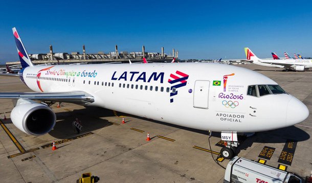 Família Amaro, do Brasil, uma das principais controladoras da Latam Airlines, vendeu 6,47% da companhia aérea nesta sexta-feira na Bolsa de Santiago pelo equivalente a US$ 296 milhões; família Cueto, do Chile, acionista majoritário na Latam, tinha concordado previamente em comprar as ações vendidas pela família Amaro; grupos modificaram a estrutura societária para manterem o controle antes que a Qatar Airways compre uma participação na Latam