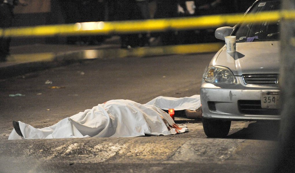 O número de homicídios no Distrito Federal em março caiu 22,6% em comparação com o mesmo período de 2015; foram 41 registros, 12 a menos do que no ano passado; o índice do terceiro mês de 2016 também foi o menor desde janeiro, quando houve 78 ocorrências; em fevereiro, foram 48; os dados referentes ao balanço do programa Viva Brasília — Nosso Pacto pela Vida foram divulgados durante coletiva das forças de segurança pública; se levado em conta o ano retrasado, quando ainda não existia o Viva Brasília, a queda é ainda mais expressiva e alcança a marca de 38%; em março de 2014, foram registados 64 homicídios contra 53 em 2015 e 41 em 2016