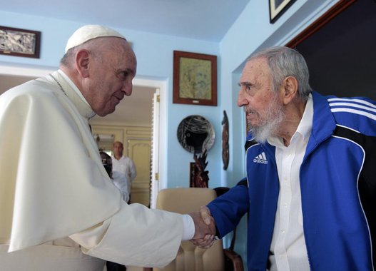 Papa Francisco encontrou-se com o líder revolucionário e ex-presidente de Cuba Fidel Castro; eles conversaram sobre religião e assuntos globais na residência do líder comunista; segundo o porta-voz do Vaticano, padre Federico Lombardi, reunião, que incluiu a esposa de Castro e outros familiares, foi "muito relaxada, fraternal e amigável"; papa deu a Castro vários de seus escritos, dois livros sobre espiritualidade, além de um livro e um CD sobre a obra do padre Armando Llorente; já Fidel entregou a Francisco uma cópia do livro "Fidel e religião", de autoria de Frei Betto