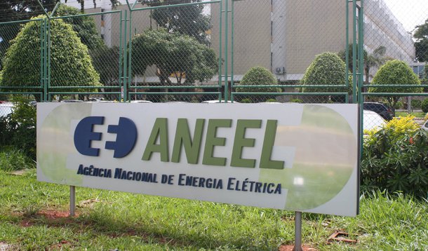 O leilão de linhas de transmissão realizado pela Agência Nacional de Energia Elétrica (Aneel) ficou abaixo das expectativas do governo para o setor; ao todo, somente quatro dos 11 lotes disponibilizados receberam ofertas; "O resultado foi aquém de nossa expectativa... isso permite que possamos, com base nesse resultado, fazer uma avaliação na Aneel", disse o diretor da agência reguladora Reive Barros; "Existe uma oferta muito grande de projetos e uma quantidade pequena de investidores em transmissão, muitos deles com obras em curso e atrasadas, o que pode ser um dos fatores que inibiu (a participação) no leilão", completou