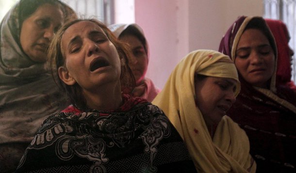 Autoridades paquistanesas fazem operação contra membros de uma facção do Taliban que declarou lealdade ao Estado Islâmico, após o grupo reivindicar responsabilidade por um ataque suicida contra cristãos que deixou ao menos 70 mortos, sendo 29 crianças, no feriado da Páscoa; homem-bomba se explodiu em um parque movimentado na cidade de Lahore, base de poder do premiê Nawaz Shar