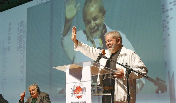 Segundo Fernando Brito, Lula, faz meses, é objeto da mais impiedosa campanha de destruição política e moral que um líder deste país já sofreu desde Getúlio Vargas; diz ainda que, ao afirmar que vai voltar a voar, o ex-presidente acertou em cheio: 'Ele tem, sobretudo, uma trajetória que o faz surgir como esperança em tempos de confusa perplexidade que vive o povo brasileiro, que viu a presidenta que elegeu se calar e agir de forma errática e contraditória  logo que  se fecharam as urnas'