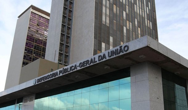 Defensoria Pública da União ingressou na Justiça um pedido de liminar visando a suspensão da greve dos servidoes da saúde federal do Rio, ininciada em julho; servidores pleiteiam reajuste salarial de 27%, incorporação da Gratificação de Desempenho da Previdência da Saúde e do Trabalho, garantia da jornada de 30 horas para todos os servidores do Ministério da Saúde, concurso, inclusão dos médicos na carreira e fim das privatizações, dentre outros pontos; defensor Daniel Macedo, responsável pela ação diz que, embora legítimas, reivindicações não devem deve prevalecer sobre o direito do acesso à saúde pela população