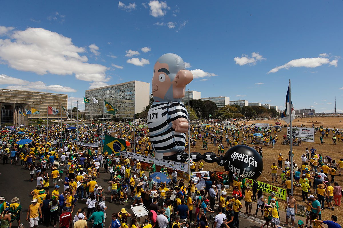 Os Revoltados, sempre altivos, estavam de cabeça baixa, tristes, olhando para o boneco murcho, como se chorassem a morte do único Lula que aprenderam a amar, um suposto Lula prisioneiro