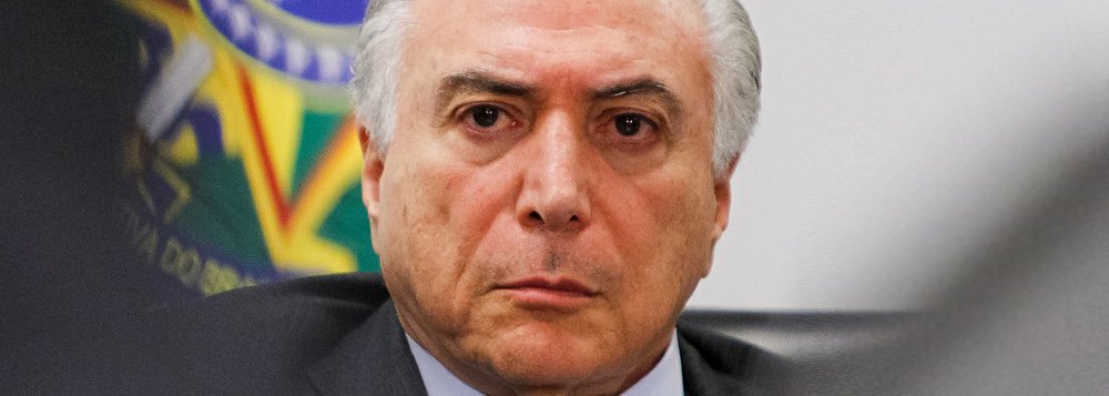 "Temer pode até pensar que chegar à presidência da República será o auge da sua carreira política. Mas ele se engana. Será o ocaso. Ao colocar a faixa presidencial ela estará carimbada com a palavra 'traição'. Ao fazer o seu primeiro discurso oficial, no dia 7 de setembro, por trás de cada palavra que pronunciar haverá outra, mais presente: traidor. O 7 de setembro, festejado como o Dia da Independência será, daqui em diante, conhecido como o Dia da Traição. Quem traiu uma vez, vai trair sempre", escreve o colunista do 247 Alex Solnik; segundo ele, Temer traiu a presidente da República que o elegeu, a aliança política que garantiu ao seu partido metade do poder federal e agora está traindo o povo brasileiro; para Solnik, "o 'Fora Temer' das ruas será trocado por 'Temer traidor'"