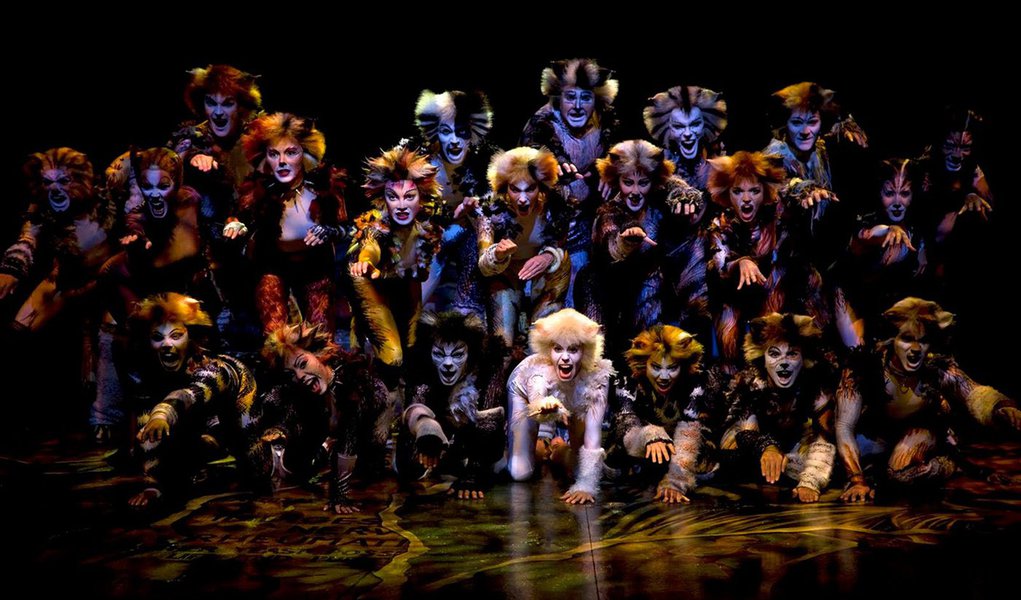 "Cats", musical de grande sucesso do compositor Andrew Lloyd Webber baseado no "Livro do Velho Gambá sobre Gatos Travessos", do poeta T.S. Eliot, voltou à Broadway depois de 16 anos; o revival, estrelado pela cantora Leona Lewis, voltou oficialmente no domingo ao Teatro Neil Simon; "Cats" estreou no West End de Londres em 1981 e foi para a Broadway um ano depois, rendendo 7.485 apresentações até ser encerrado no ano 2000