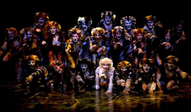 "Cats", musical de grande sucesso do compositor Andrew Lloyd Webber baseado no "Livro do Velho Gambá sobre Gatos Travessos", do poeta T.S. Eliot, voltou à Broadway depois de 16 anos; o revival, estrelado pela cantora Leona Lewis, voltou oficialmente no domingo ao Teatro Neil Simon; "Cats" estreou no West End de Londres em 1981 e foi para a Broadway um ano depois, rendendo 7.485 apresentações até ser encerrado no ano 2000