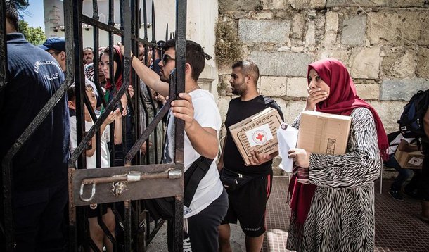 De acordo com dados do Alto Comissariado das Nações Unidas para Refugiados (Acnur), mais de 300 mil refugiados  eimigrantes  já cruzaram o mar Mediterrâneo para chegar à Europa neste ano; em todo o ano de 2014, este número foi de 219 mil pessoas; ainda segudno a Acnur, mais de 2,5 mil morreram durante a travessia 