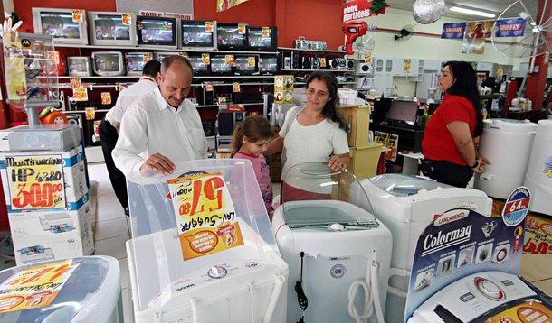 O varejo brasileiro registrou queda de 0,9% em agosto quando em comparação com o mês anterior; de acordo com dados do Instituto Brasileiro de Geografia e Estatística (IBGE), vendas recuaram 6,9% sobre o mesmo período do ano passado; queda de agosto foi a sétima consecutiva ao longo de 2015