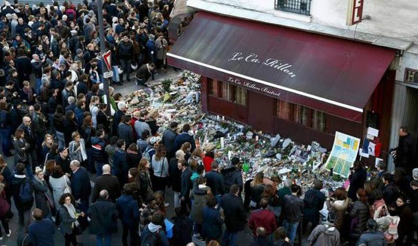 Uma pesquisa do “Le Figaro” com a RTL indicou níveis alarmantes de medo do terrorismo: 98% dos entrevistados disseram concordar com o grau elevado de alerta antiterror, enquanto 84% dos franceses estariam dispostos a aceitar restrições maiores a sua liberdade somente para ficarem mais seguros; partidários do Partido Socialista, que governa o país, apoiaram num total de 87%; já os apoiadores da Frente de Esquerda se mostravam positivos em 65%