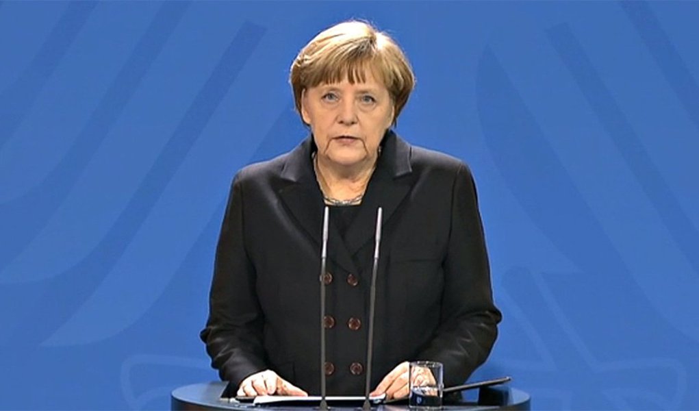 A chanceler alemã, Angela Merkel, alertou a população que a crise migratória é um dos maiores desafios enfrentados atualmente pelo país e que o problema não será resolvido rapidamente; "Enfrentamos um grande desafio nacional. Será um desafio central não por dias ou meses, mas por um grande período de tempo", disse; "A meticulosidade alemã é ótima, mas o que precisamos agora é da flexibilidade alemã", observou